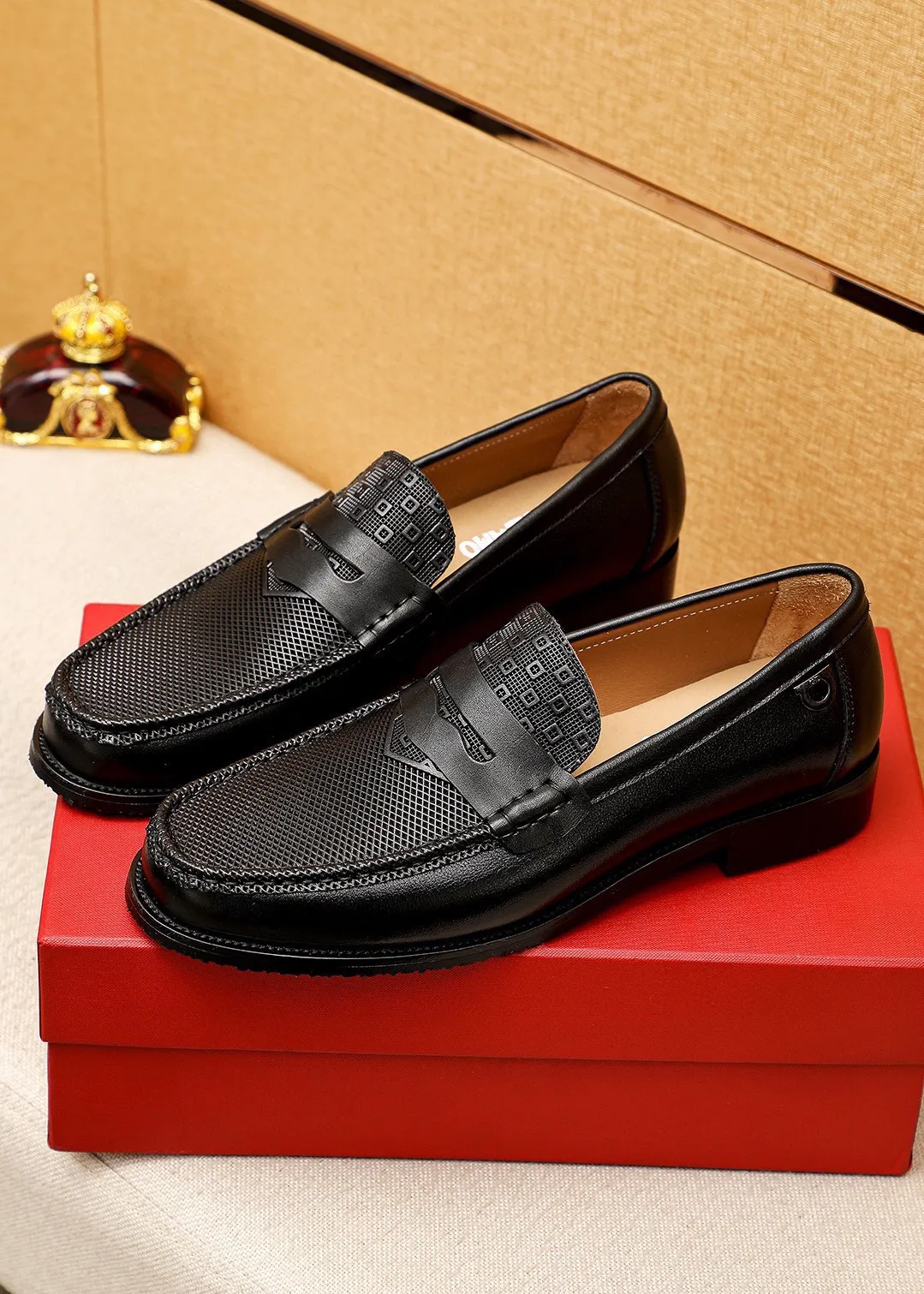 Men's shoes 💰462 💐 Product trademark: Ferragamo "Ferragamo" casual leather shoes Regular size: 38-44 (45.46🉑️customized) Product materials: Selected imported first-layer calfskin embossed upper, imported water-dyed cowhide leather lining. Strong three-dimensional visual effect, combined outsole Color: 1⃣️color optional